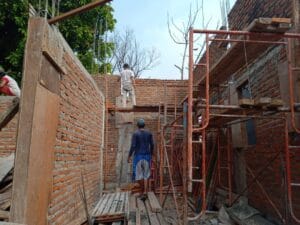 Jasa kontraktor bangun rumah progres pemasangan dinding bata merah dan instalasi perancah scaffolding proyek rumah tinggal