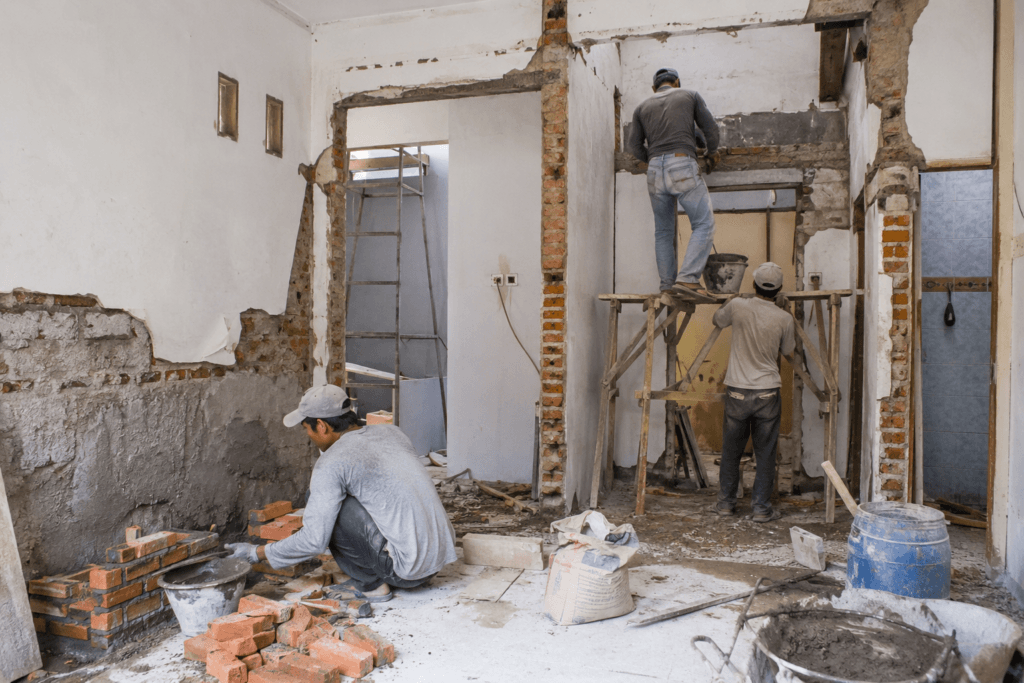 Tips 15 Cara Renovasi Rumah lama Jasa renovasi rumah dan bongkar dinding interior bata merah oleh tukang bangunan profesional